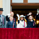 17. mai: Kongefamilien hilser barnetoget i Oslo fra Slottsbalkongen. Det finnes flere bilder fra 17. mai i albumet "Kongefamilien 2017". Foto: Vegard Wivestad Grøtt / NTB scanpix